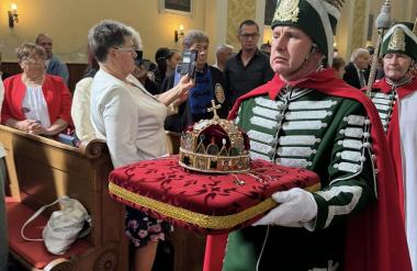V sprievode Spolku strážcov maďarskej kráľovskej koruny dorazila v nedeľu 14. apríla do Kolárova autentická kópia Svätej koruny.