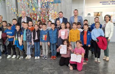 Malí žiaci Základnej školy Mateja Korvína dnes v rámci hodiny vlastivedy navštívili Mestský úrad v Kolárove.