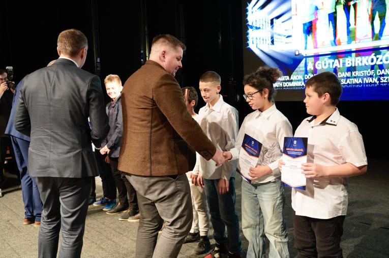 Városunk polgármestere, Halász Béla a kötöttfogású birkózó diákcsapatnak gratulál 