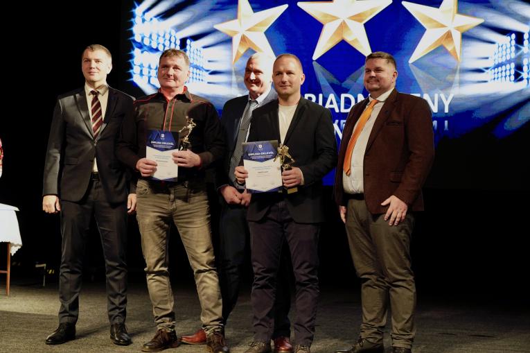 Reicher Richard és Fekete Ákos különdíjasok városunk polgármesterével, Halász Bélával; városunk alpolgármesterével, Kárpáty Ernővel és a sportbizottság elnökével, Gőgh Péterrel