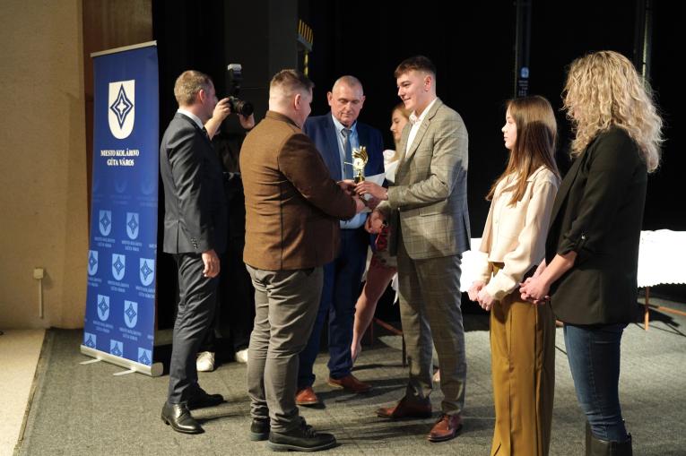 Városunk polgármestere, Halász Béla gratulál a díjazottaknak