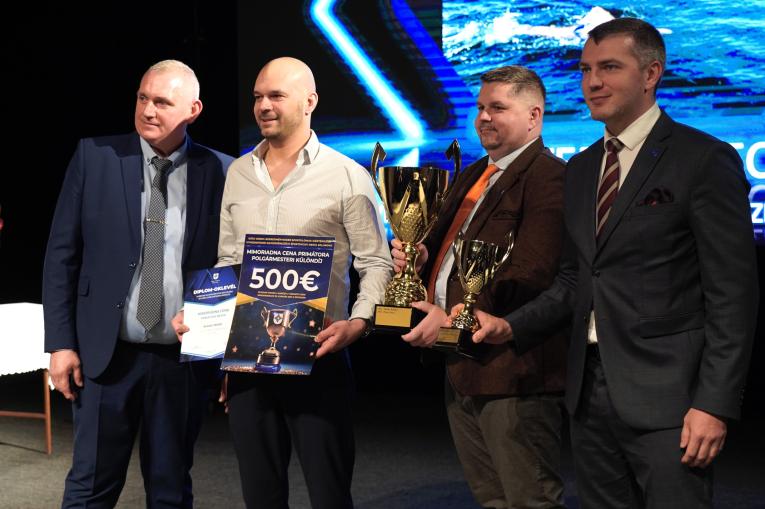Plavec Péter, polgármesteri különdíjas városunk polgármesterével, Halász Bélával; városunk alpolgármesterével, Kárpáty Ernővel és a sportbizottság elnökével, Gőgh Péterrel