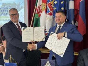 Halász Béla Gúta Város polgármestere és Bodnár Krisztián, Szirmabesenyő nagyközség polgármestere kezet fognak a testvértelepülési szerződés aláírása után